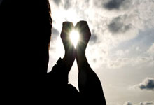 世界级球队的激烈对决吸引无数球迷瞩目